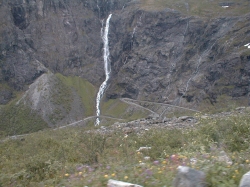 Stigfossen er et flot syn med et frit fald p 180 m. 