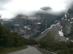 Trollveggen med lidt skyer p toppen